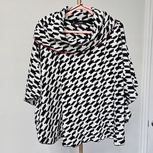 Fever‎ Black and White Houndstooth Pocho Top